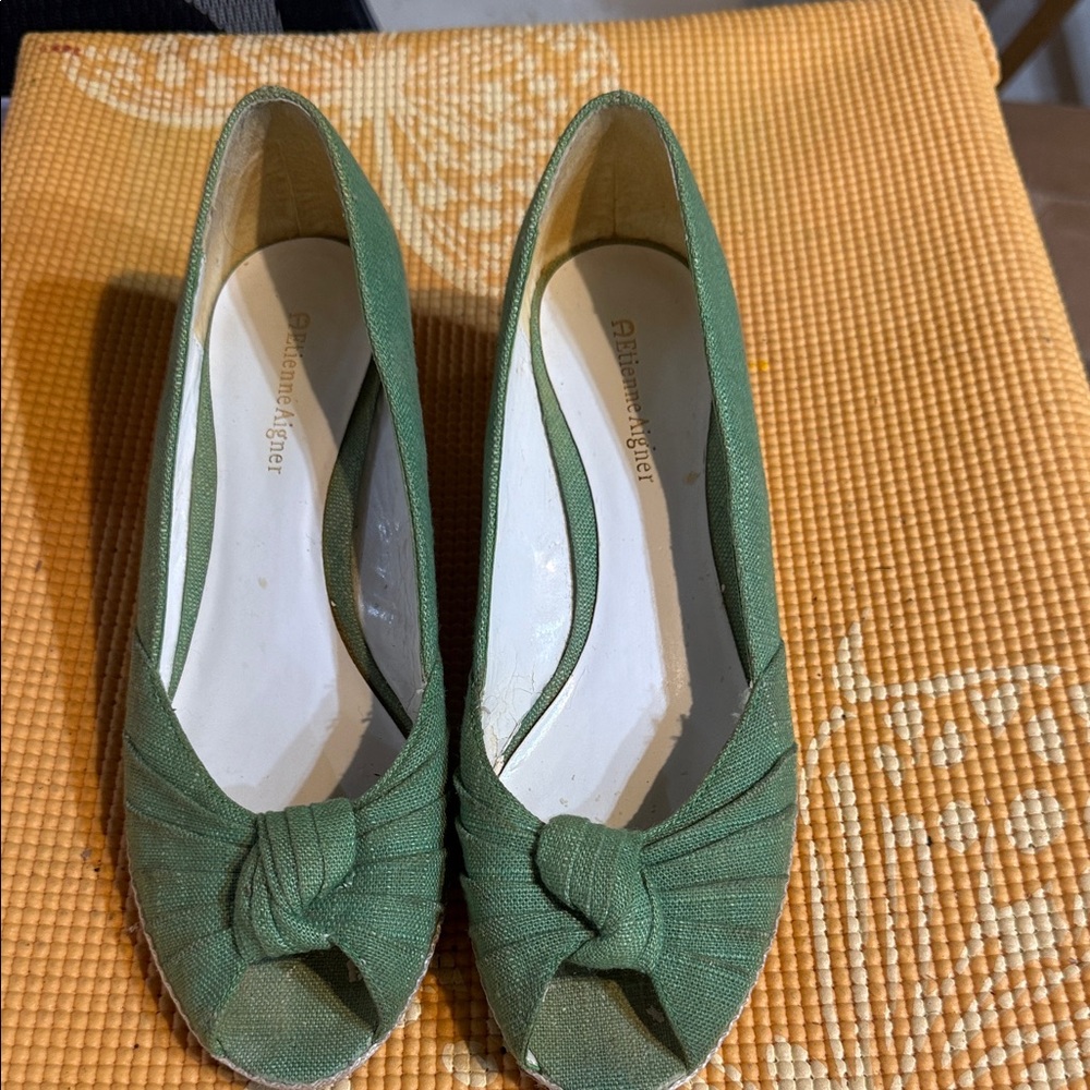 Etienne Aigner Peek a Boo wedge shoes In Light green linen. Size 8M Lightly worn